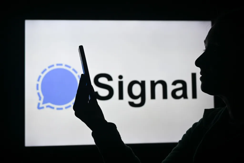 How can I chat securely with Signal?